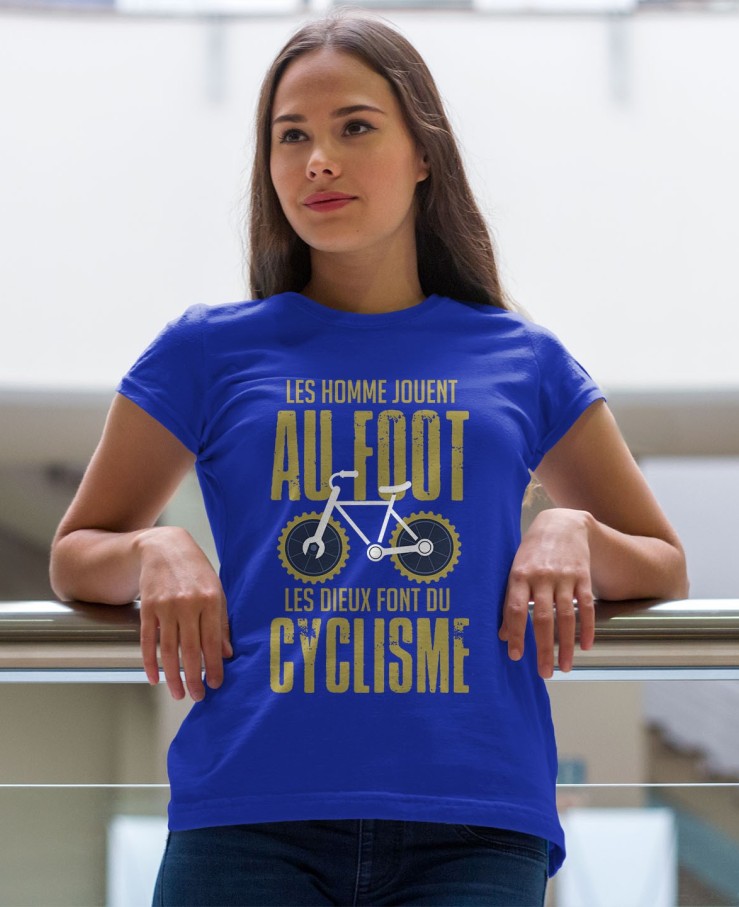 Les hommes jouent au foot