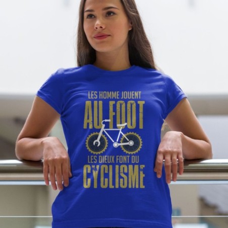 Les hommes jouent au foot