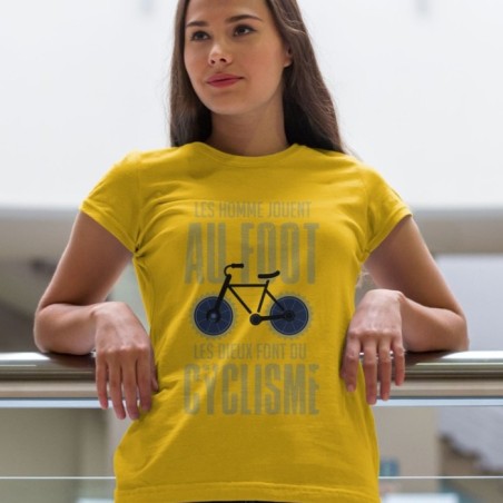 Les hommes jouent au foot