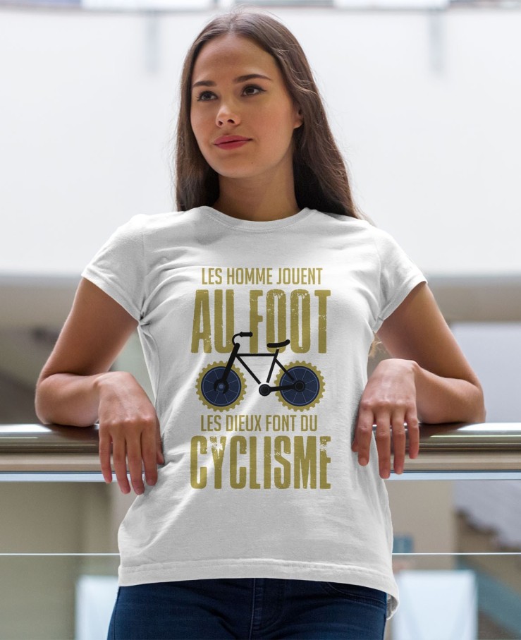 Les hommes jouent au foot