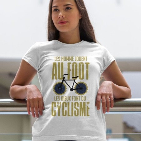 Les hommes jouent au foot