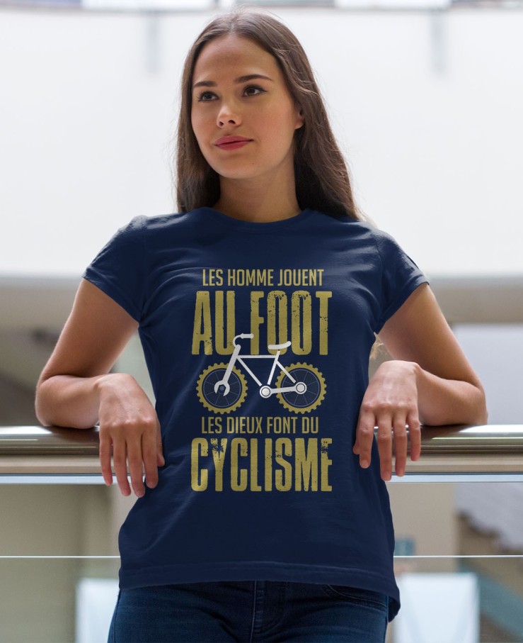 Les hommes jouent au foot