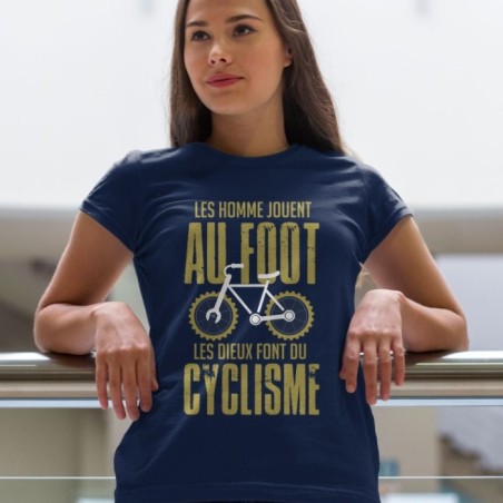 Les hommes jouent au foot