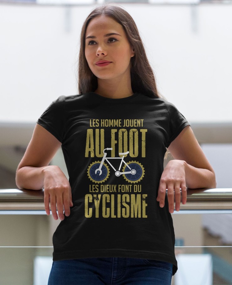 Les hommes jouent au foot