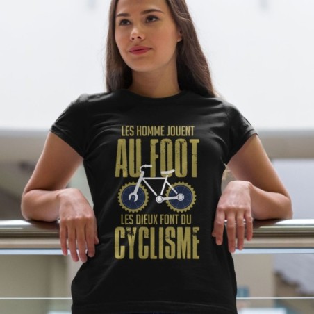 Les hommes jouent au foot