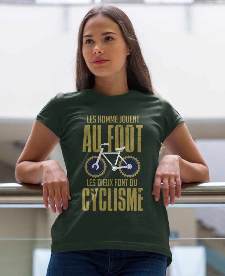 Les hommes jouent au foot