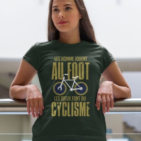 Les hommes jouent au foot