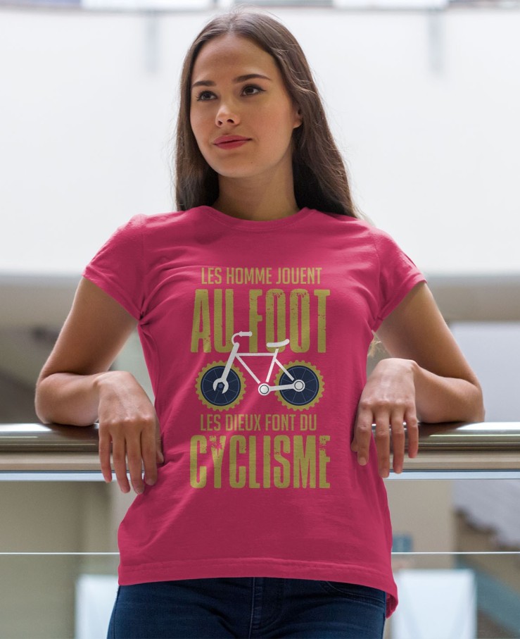 Les hommes jouent au foot