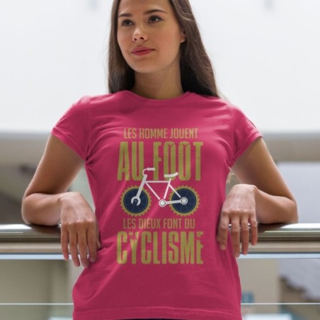 Les hommes jouent au foot