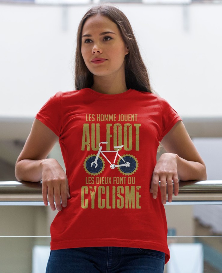 Les hommes jouent au foot