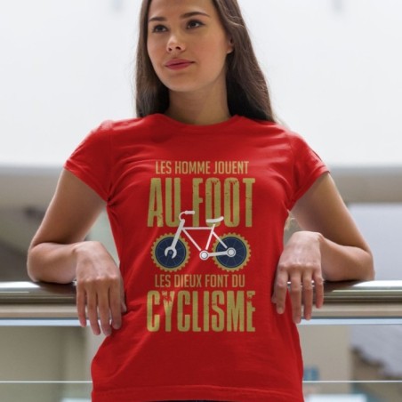 Les hommes jouent au foot