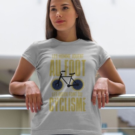 Les hommes jouent au foot