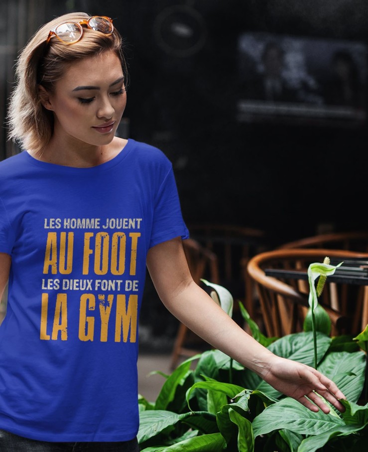 Les hommes jouent au foot