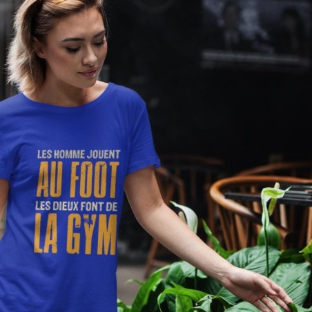 Les hommes jouent au foot