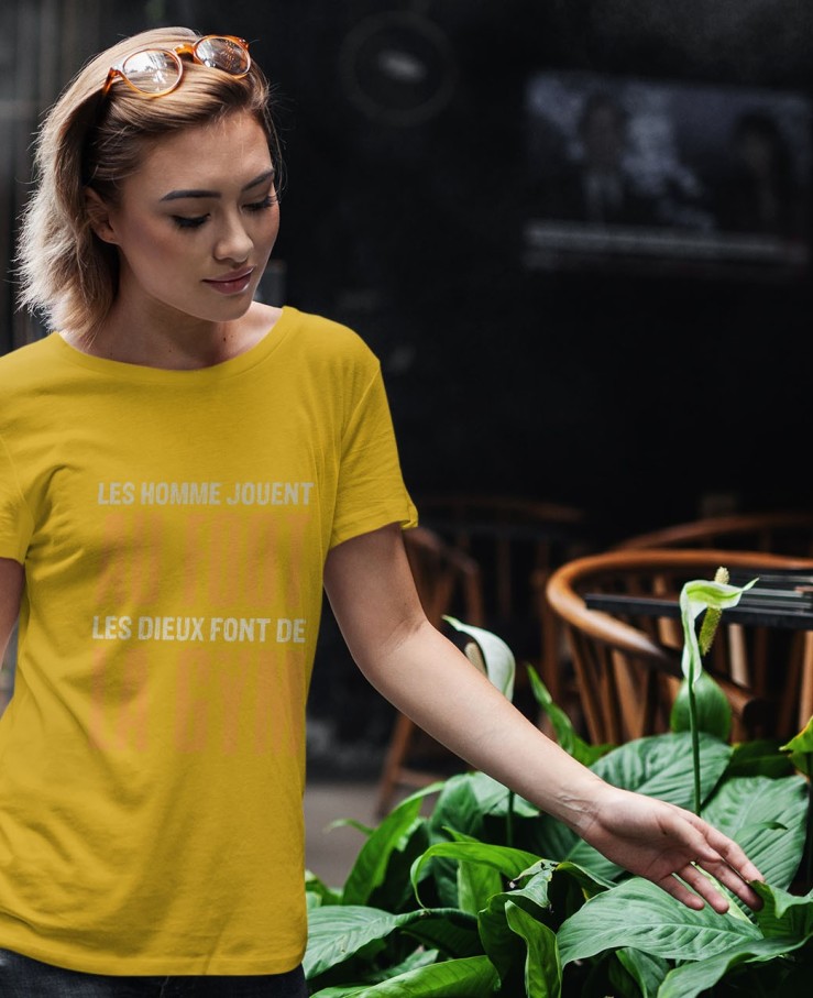 Les hommes jouent au foot