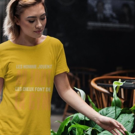 Les hommes jouent au foot