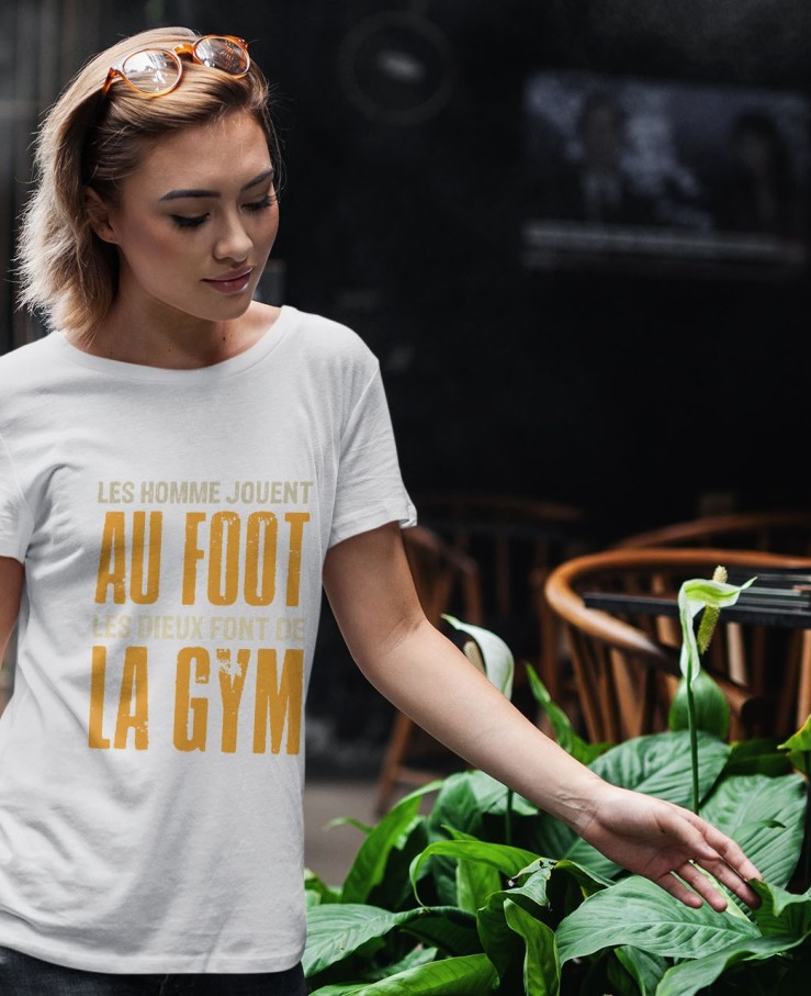 Les hommes jouent au foot