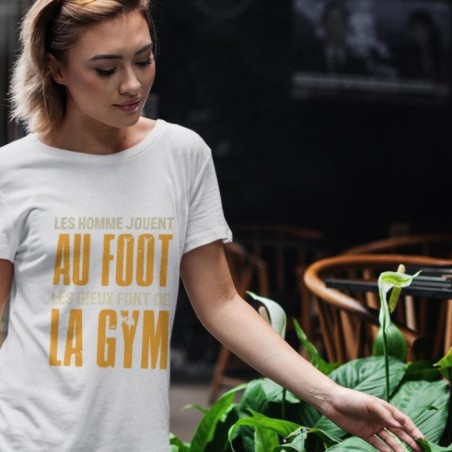 Les hommes jouent au foot