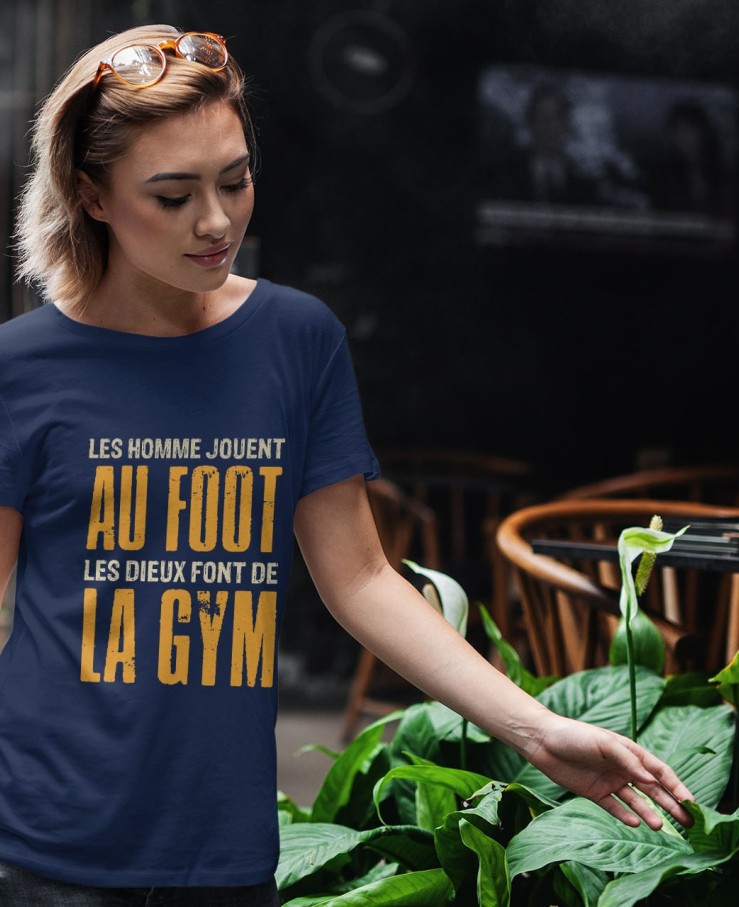 Les hommes jouent au foot