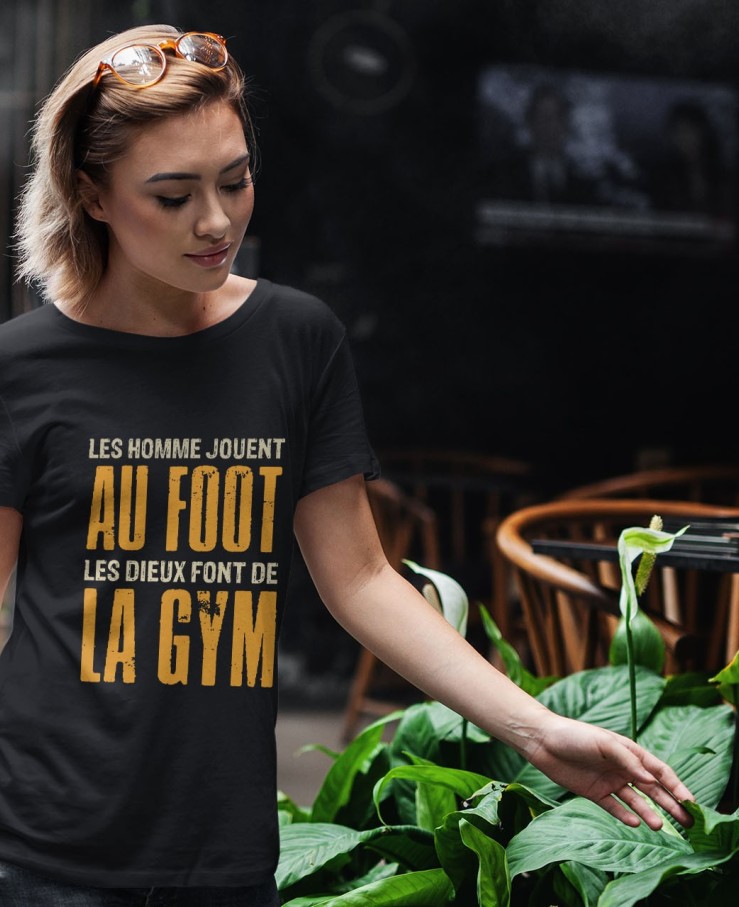 Les hommes jouent au foot