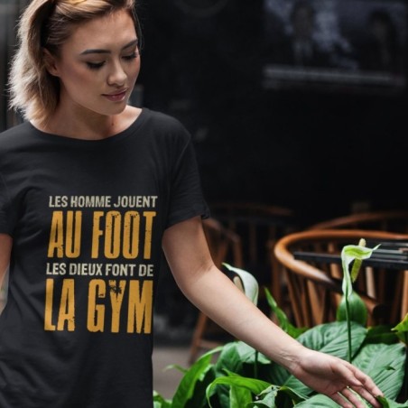 Les hommes jouent au foot