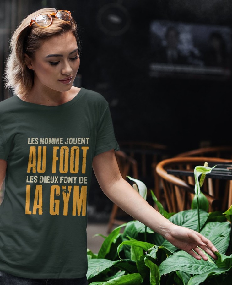 Les hommes jouent au foot