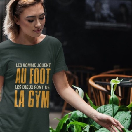 Les hommes jouent au foot