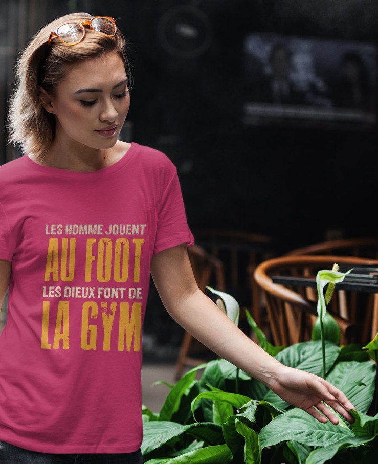 Les hommes jouent au foot