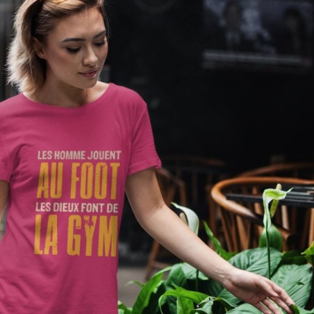 Les hommes jouent au foot