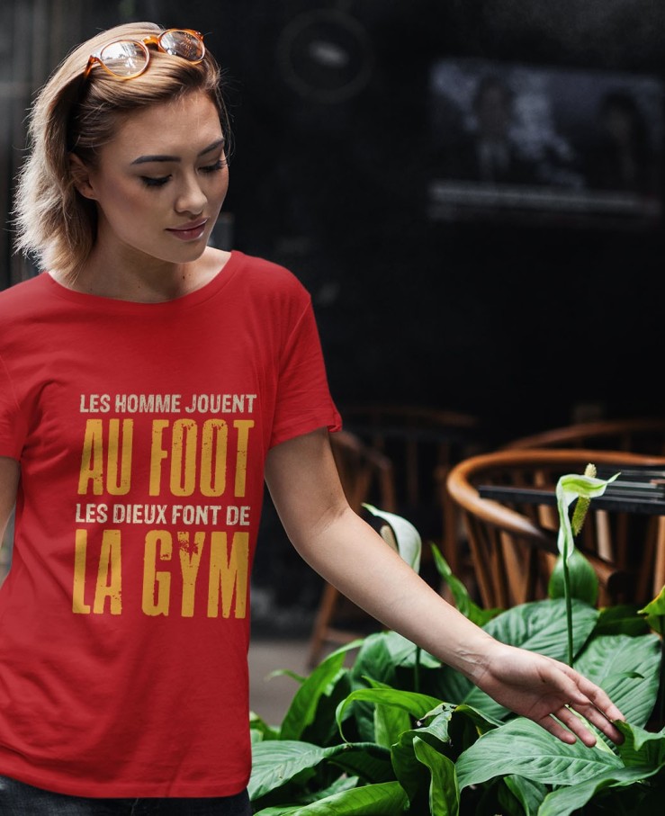 Les hommes jouent au foot