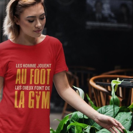 Les hommes jouent au foot