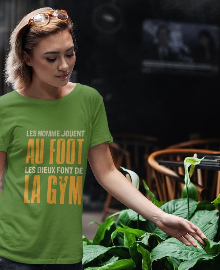 Les hommes jouent au foot