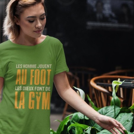 Les hommes jouent au foot