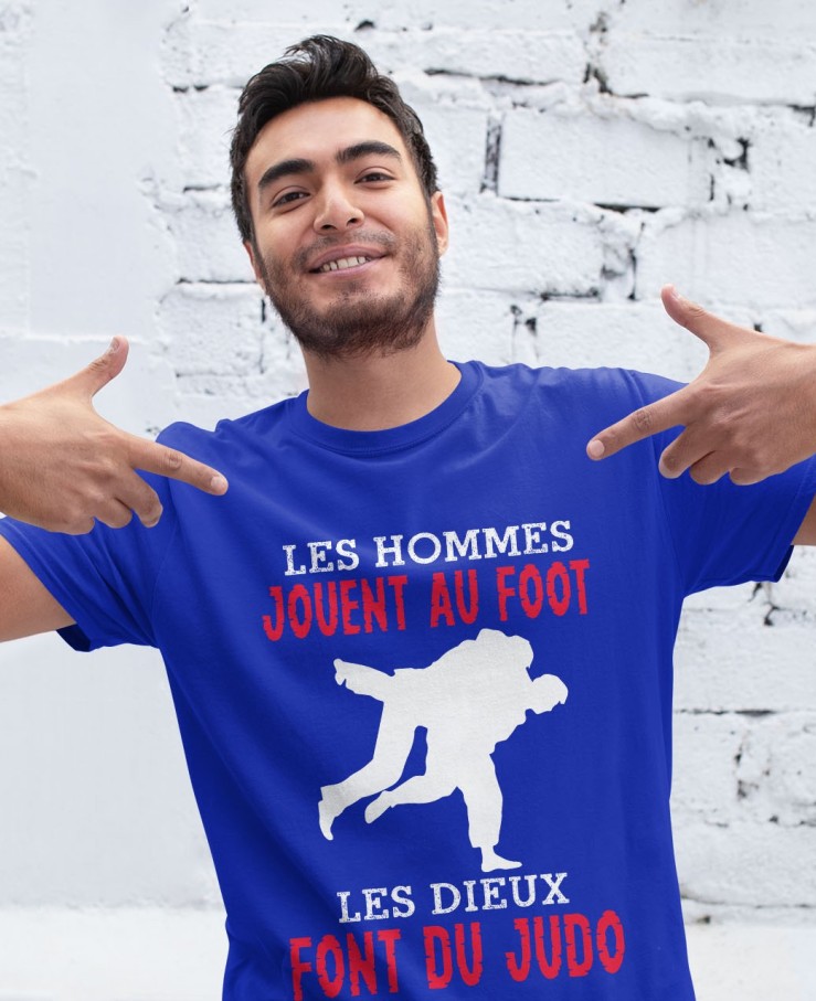 Les hommes jouent au foot
