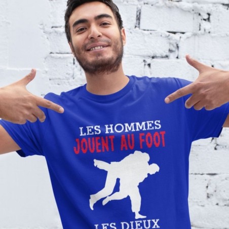 Les hommes jouent au foot