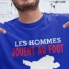 Les hommes jouent au foot