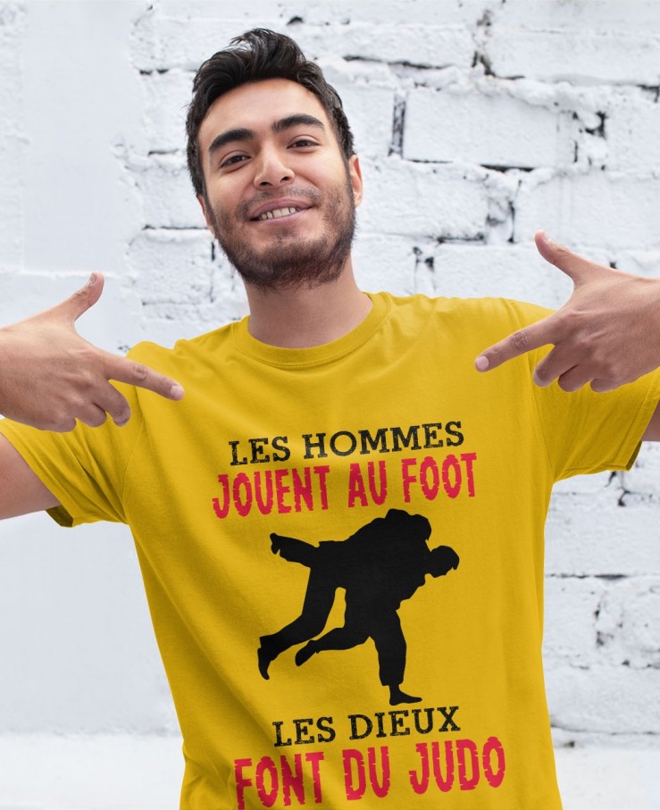 Les hommes jouent au foot