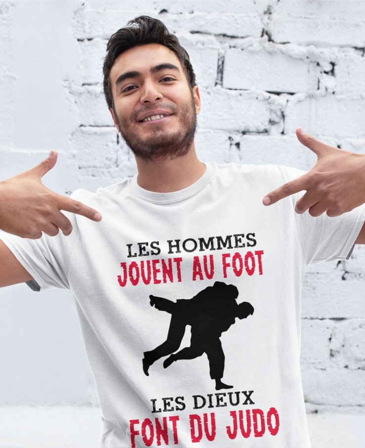 Les hommes jouent au foot