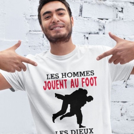 Les hommes jouent au foot