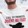 Les hommes jouent au foot