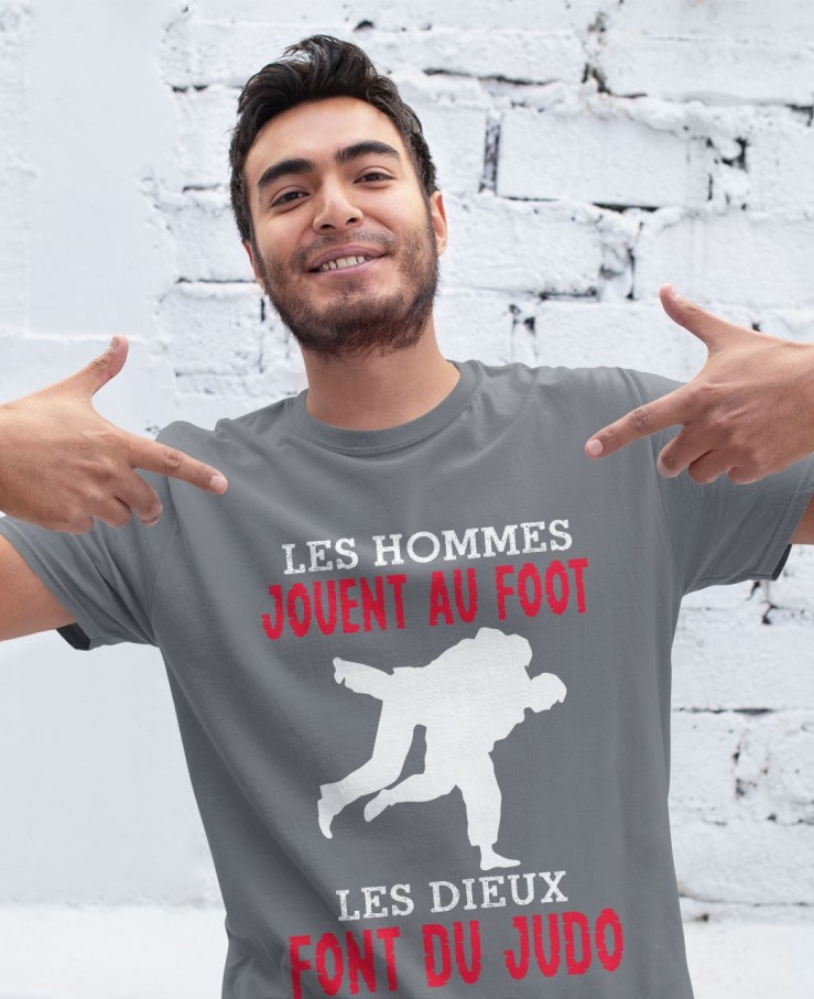 Les hommes jouent au foot