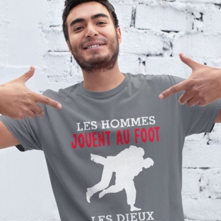 Les hommes jouent au foot