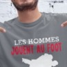 Les hommes jouent au foot