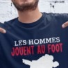 Les hommes jouent au foot