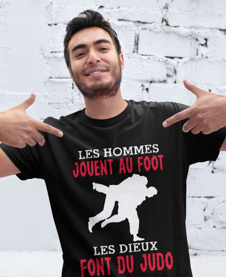 Les hommes jouent au foot