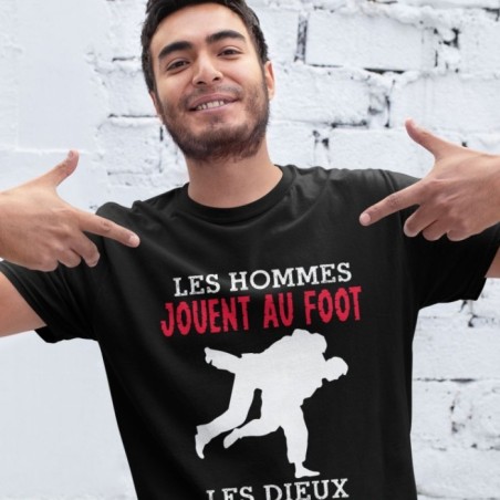 Les hommes jouent au foot