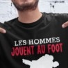 Les hommes jouent au foot