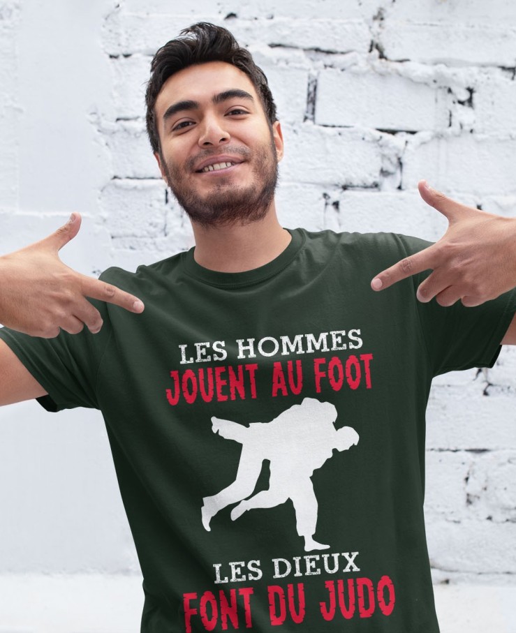 Les hommes jouent au foot
