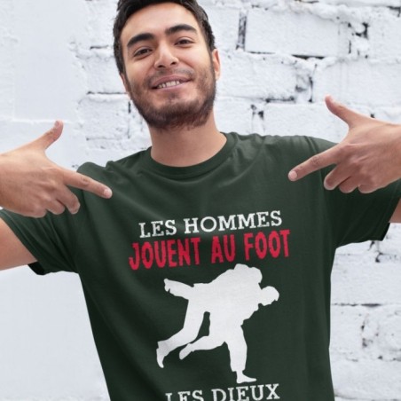 Les hommes jouent au foot