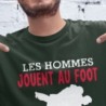 Les hommes jouent au foot